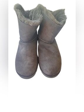 Grey UGG Australia Classic Bailey Bow II sheepskin boots with satin bows. Size 9